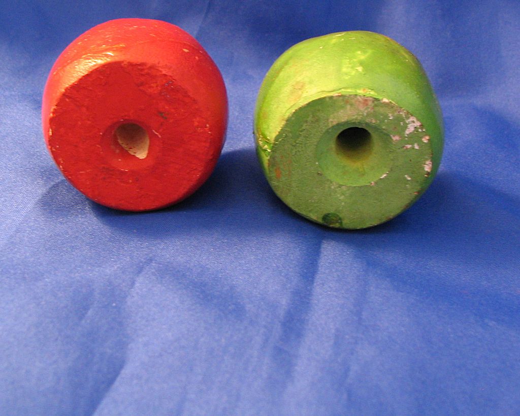 Molded Red and Green Apples Salt and Pepper Shaker Set Molded Red and Green Apples Salt and Pepper Shaker Set