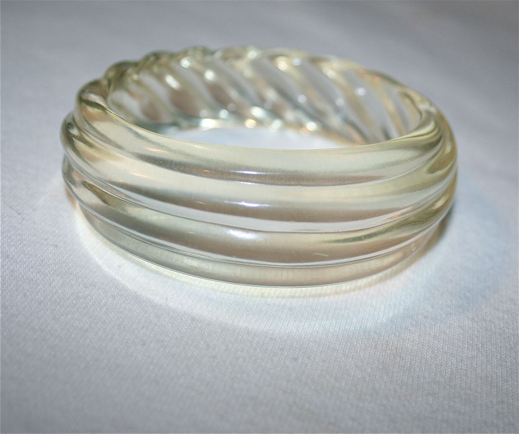 High-End Mid-Century Lucite Bangle Bracelet Tapered Elongated Rings Design High-End Mid-Century Lucite Bangle Bracelet Tapered Elongated Rings Design