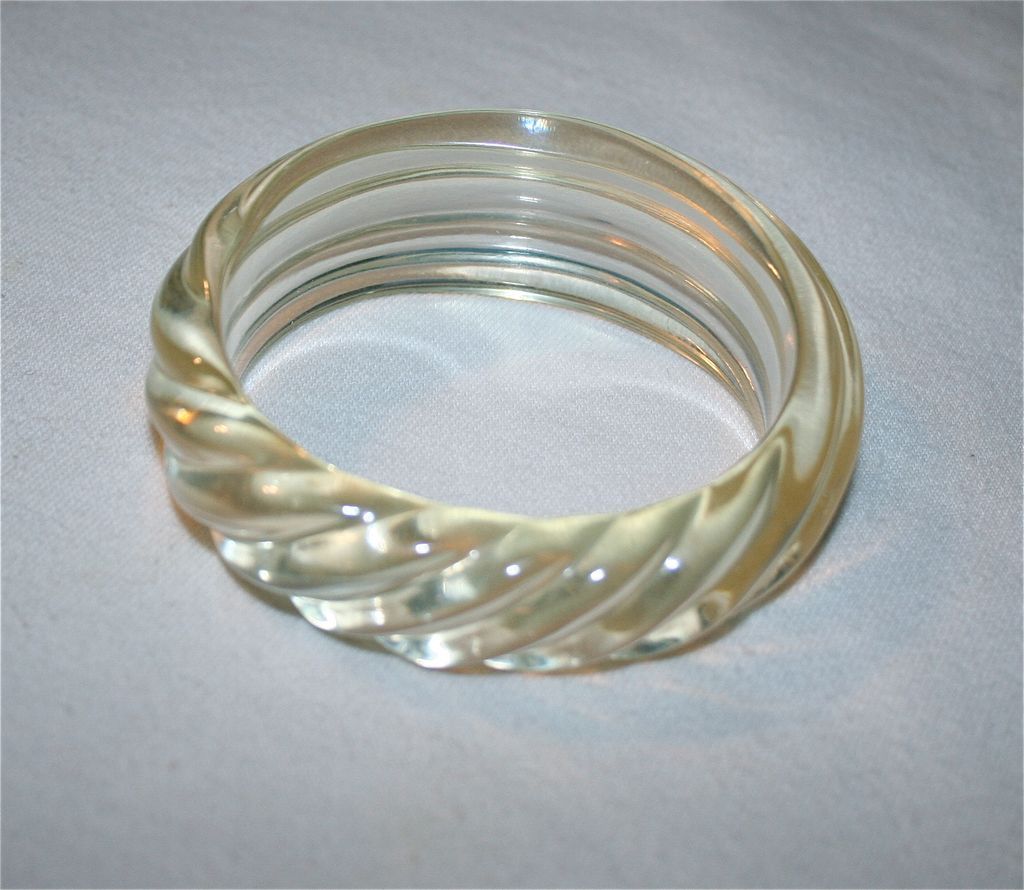 High-End Mid-Century Lucite Bangle Bracelet Tapered Elongated Rings Design High-End Mid-Century Lucite Bangle Bracelet Tapered Elongated Rings Design