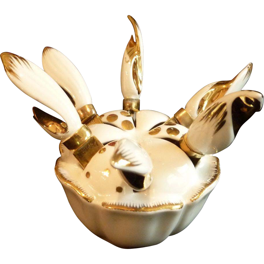 Spread and Cheese Knives with White Pot Pie Container Spread and Cheese Knives with White Pot Pie Container