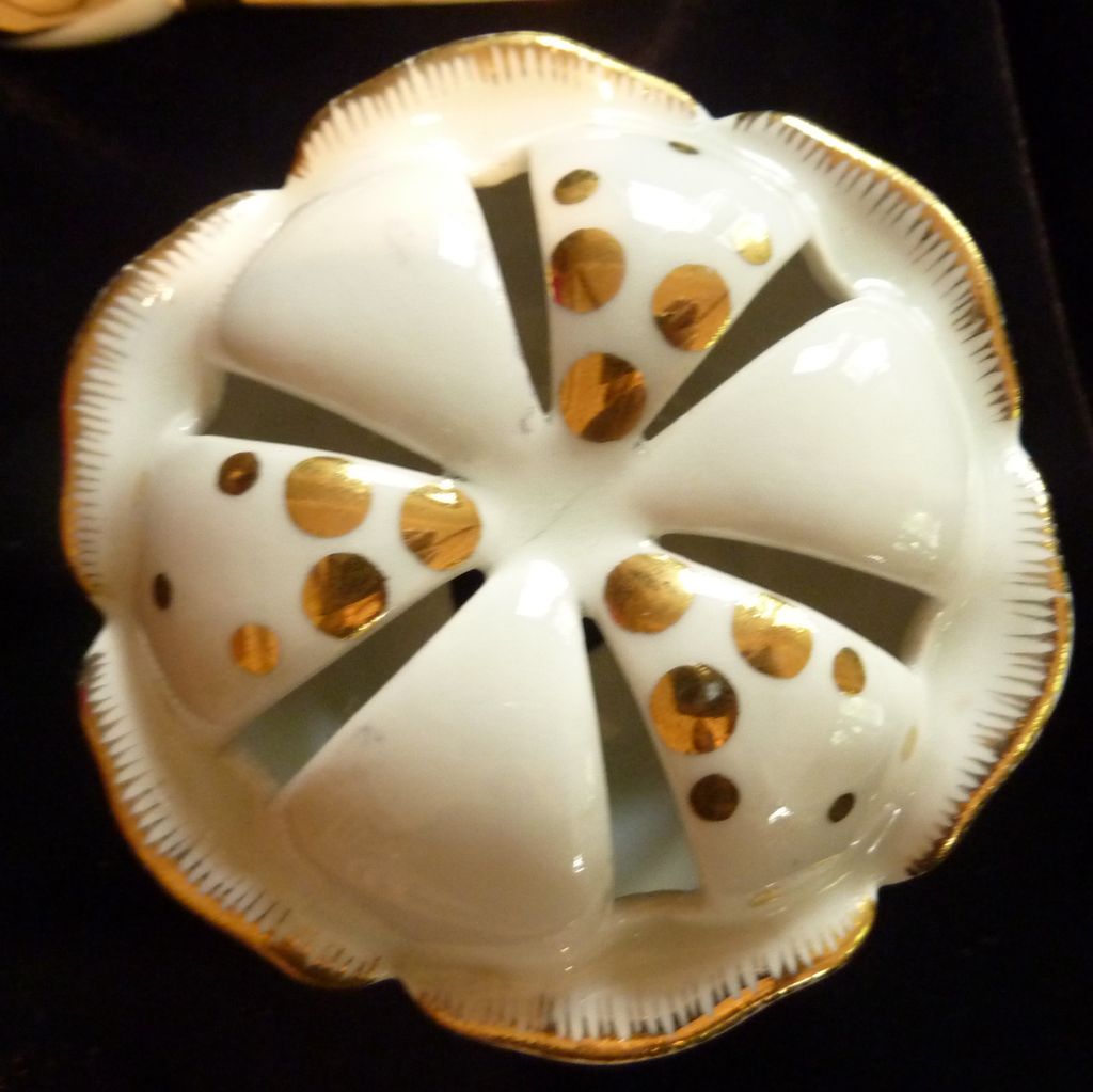 Spread and Cheese Knives with White Pot Pie Container Spread and Cheese Knives with White Pot Pie Container