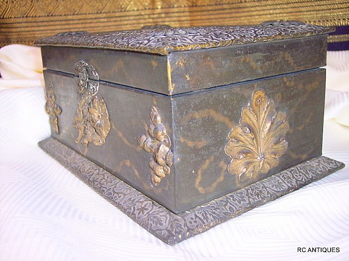 Antique Victorian lady's pocket watch holder jewelry box hand painted Daisy Antique Victorian lady's pocket watch holder jewelry box hand painted Daisy