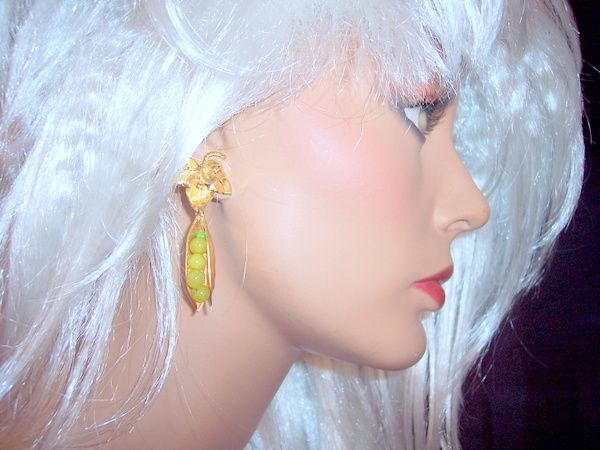 Vintage Peas in a Pod figural earrings Vintage Peas in a Pod figural earrings