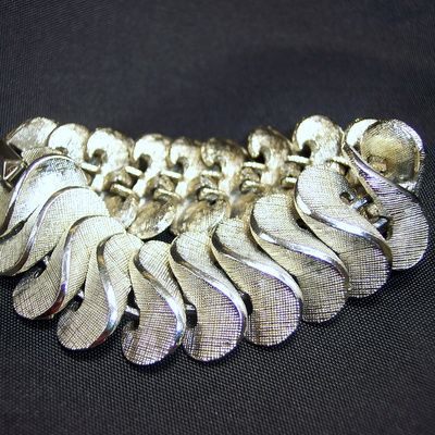 Vintage jewelry designer signed Star chunky brushed silver-tone bracelet Vintage jewelry designer signed Star chunky brushed silver-tone bracelet