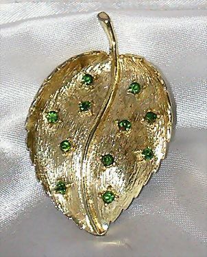 Vintage Brooch Gold Tone Leaf Green Rhinestones Vintage Brooch Gold Tone Leaf Green Rhinestones