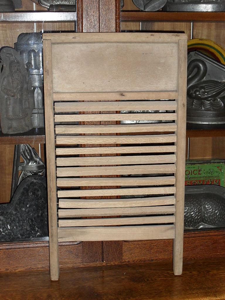 Uncommon Old Wash Scrub Board - Rectangular Spinning Rollers Uncommon Old Wash Scrub Board - Rectangular Spinning Rollers