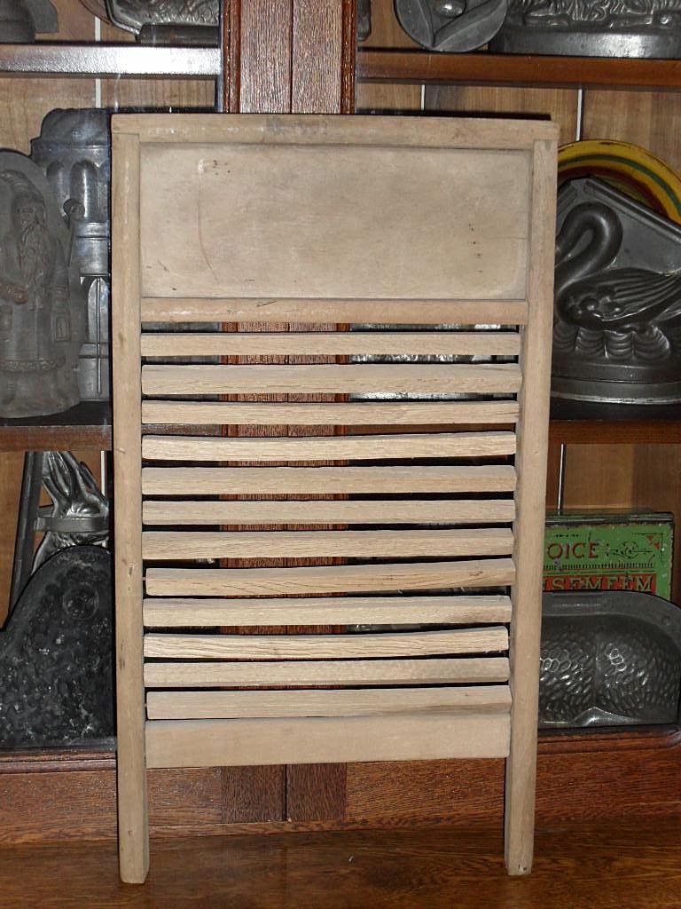 Uncommon Old Wash Scrub Board - Rectangular Spinning Rollers Uncommon Old Wash Scrub Board - Rectangular Spinning Rollers