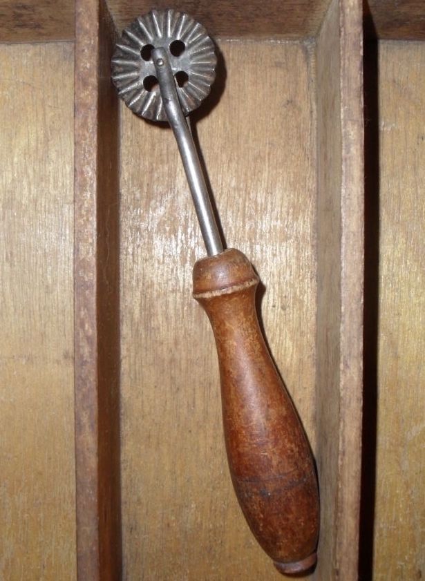 Vintage Pie Crimper - Pastry Wheel Vintage Pie Crimper - Pastry Wheel