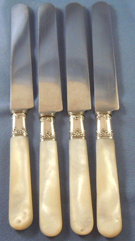 Mother of pearl dinner knives sterling ferrules (4) Mother of pearl dinner knives sterling ferrules (4)