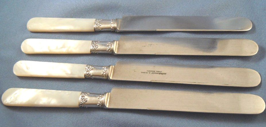 Mother of pearl dinner knives sterling ferrules (4) Mother of pearl dinner knives sterling ferrules (4)