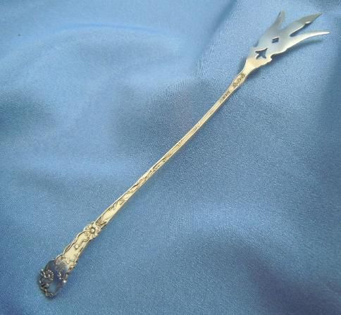 Lettuce fork server Daisy by Paye & Baker mfg co sterling silver Lettuce fork server Daisy by Paye & Baker mfg co sterling silver