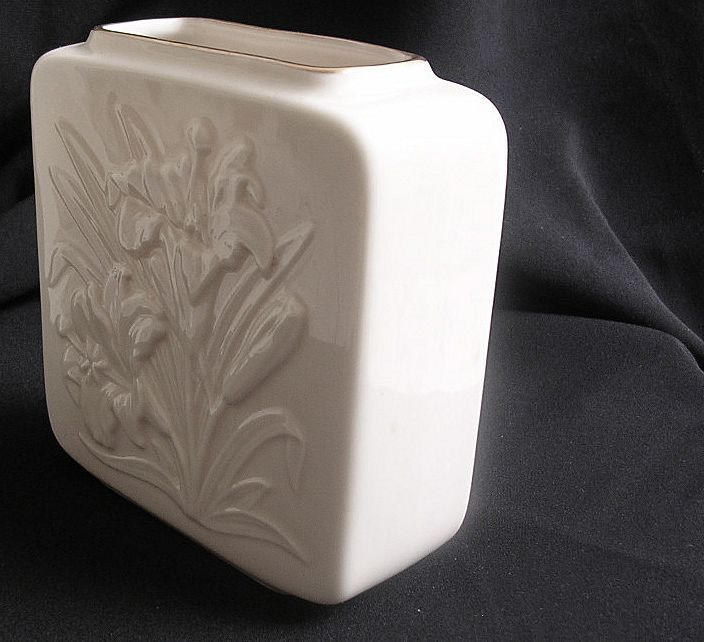 Lenox Vase Lilies with 24K Trim Lenox Vase Lilies with 24K Trim