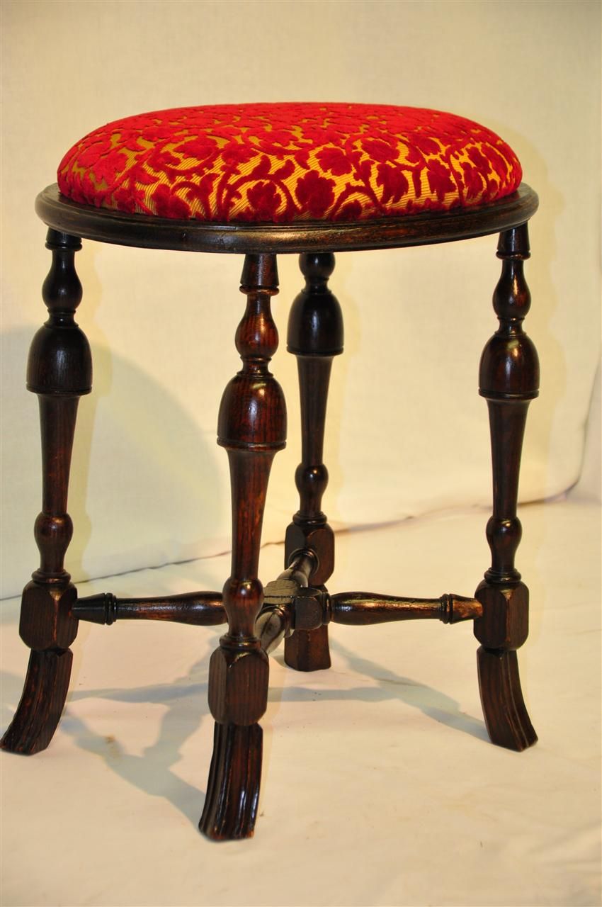 William and Mary Rare Walnut Ovale Bench, Finished. Circa 19th William and Mary Rare Walnut Ovale Bench, Finished. Circa 19th