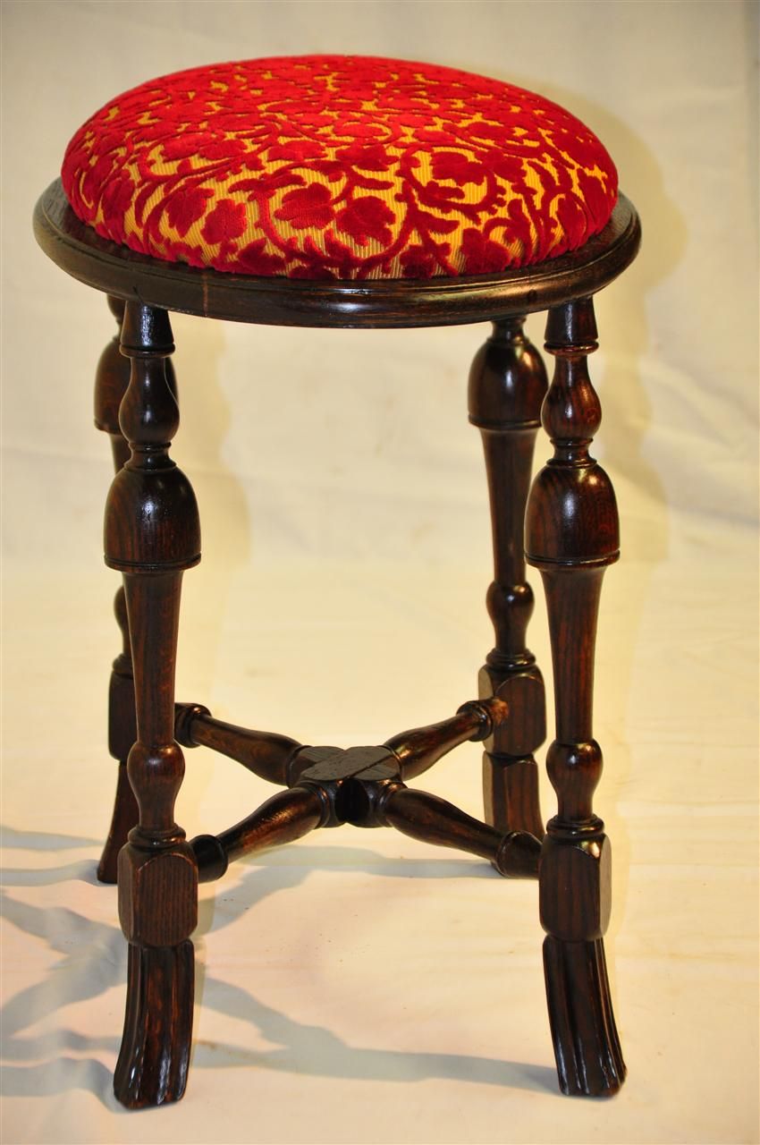 William and Mary Rare Walnut Ovale Bench, Finished. Circa 19th William and Mary Rare Walnut Ovale Bench, Finished. Circa 19th
