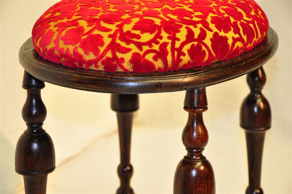 William and Mary Rare Walnut Ovale Bench, Finished. Circa 19th William and Mary Rare Walnut Ovale Bench, Finished. Circa 19th