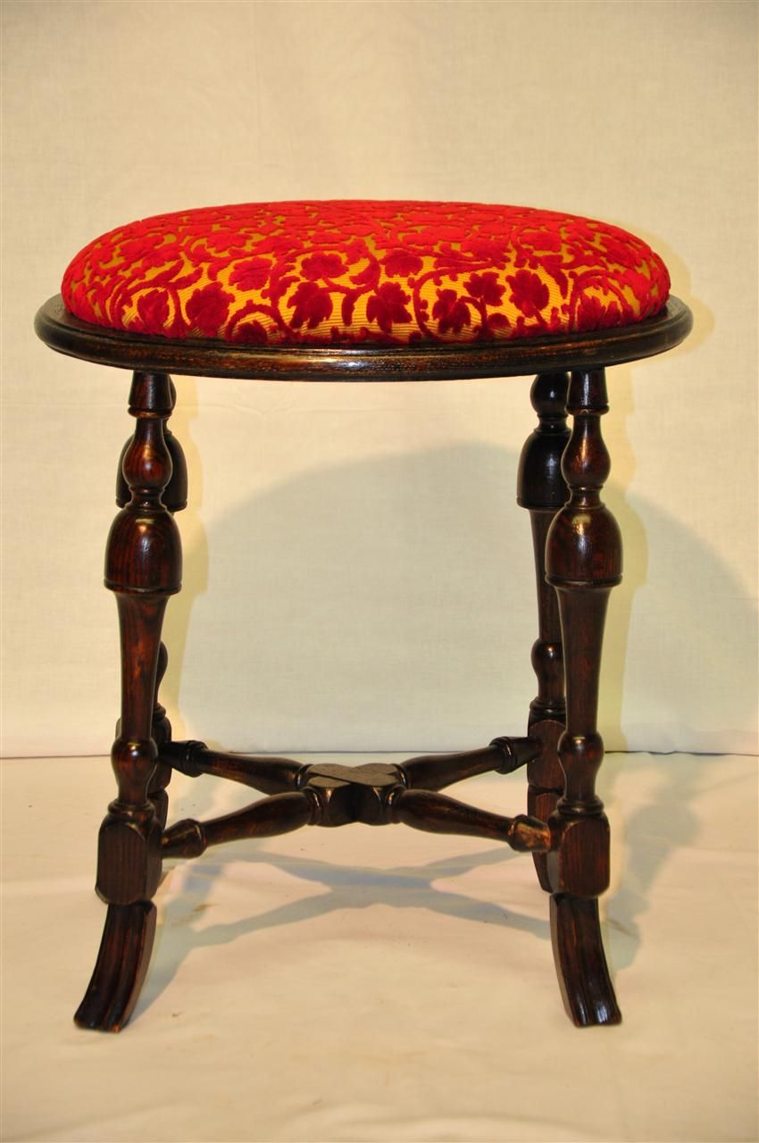 William and Mary Rare Walnut Ovale Bench, Finished. Circa 19th William and Mary Rare Walnut Ovale Bench, Finished. Circa 19th