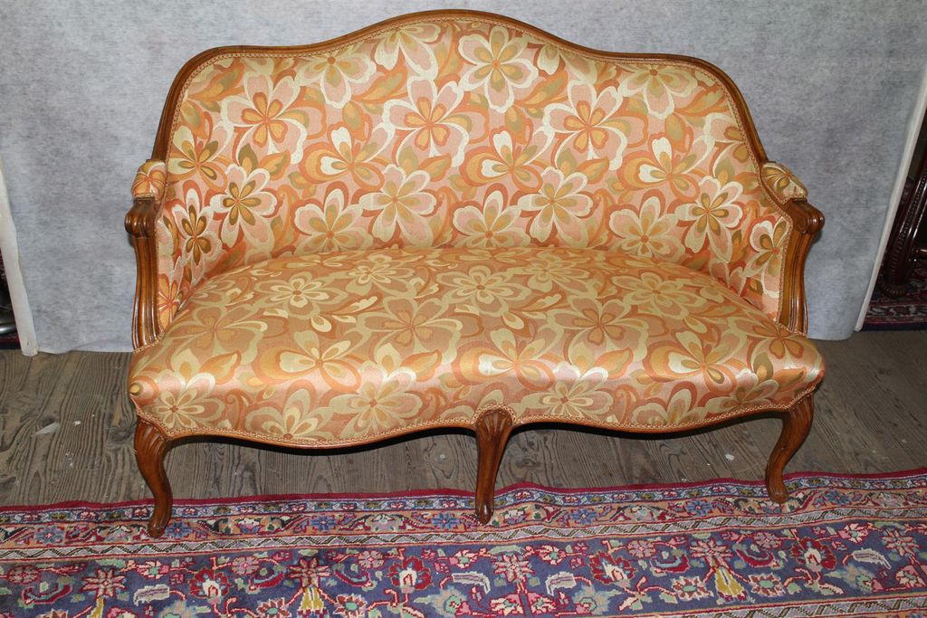 French Louis XV Elegant Walnut Loveseat Circa1920s' French Louis XV Elegant Walnut Loveseat Circa1920s'