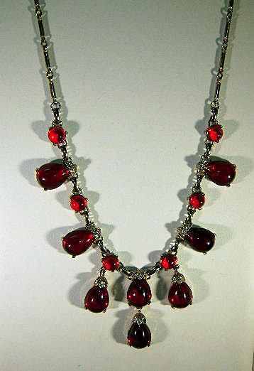 VINTAGE Deep Wine Cabochon Droplet Necklace Un-sign Beauty VINTAGE Deep Wine Cabochon Droplet Necklace Un-sign Beauty