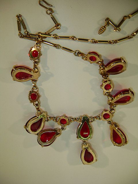 VINTAGE Deep Wine Cabochon Droplet Necklace Un-sign Beauty VINTAGE Deep Wine Cabochon Droplet Necklace Un-sign Beauty