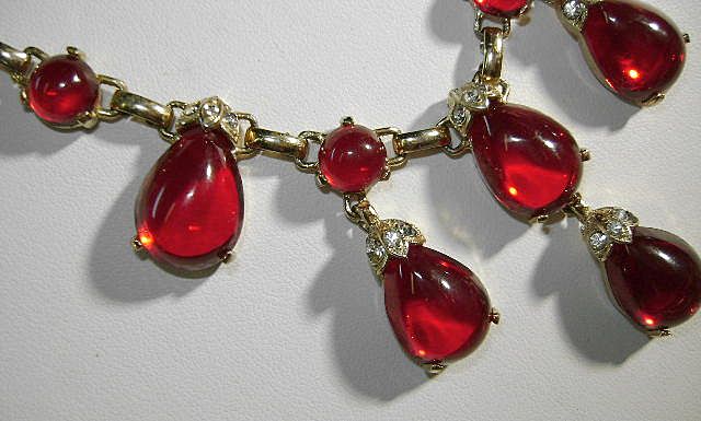 VINTAGE Deep Wine Cabochon Droplet Necklace Un-sign Beauty VINTAGE Deep Wine Cabochon Droplet Necklace Un-sign Beauty