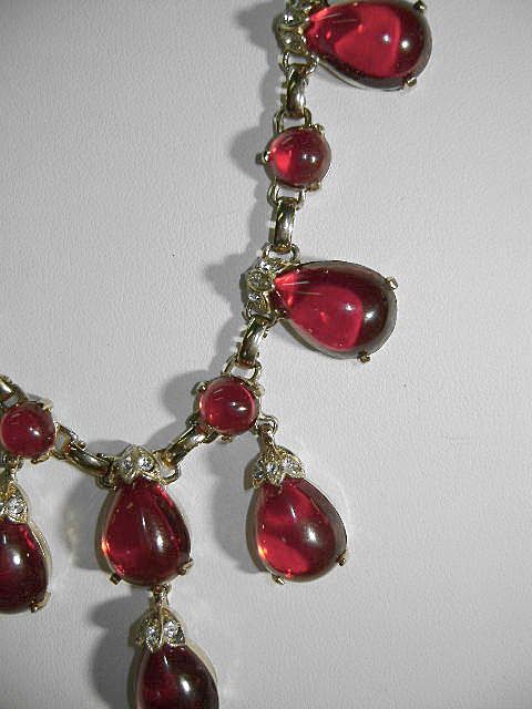 VINTAGE Deep Wine Cabochon Droplet Necklace Un-sign Beauty VINTAGE Deep Wine Cabochon Droplet Necklace Un-sign Beauty