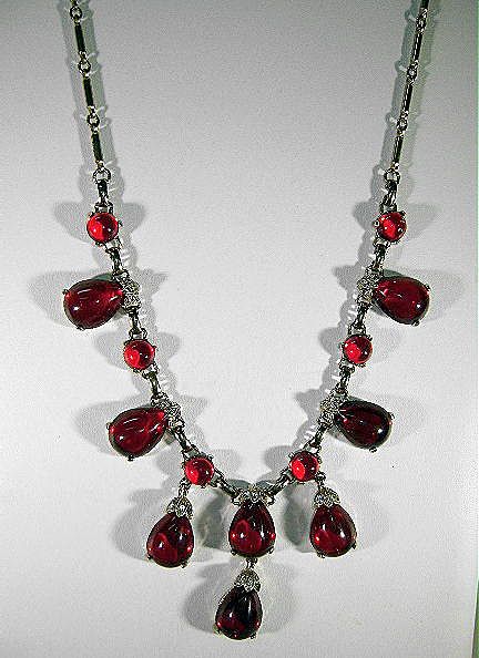 VINTAGE Deep Wine Cabochon Droplet Necklace Un-sign Beauty VINTAGE Deep Wine Cabochon Droplet Necklace Un-sign Beauty