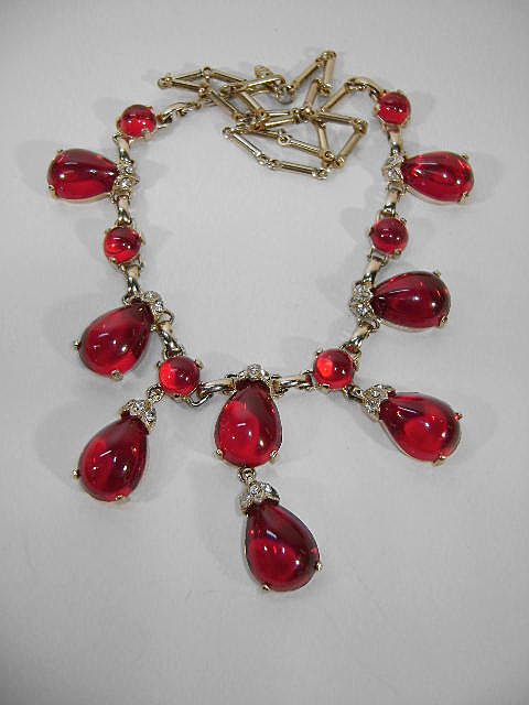 VINTAGE Deep Wine Cabochon Droplet Necklace Un-sign Beauty VINTAGE Deep Wine Cabochon Droplet Necklace Un-sign Beauty