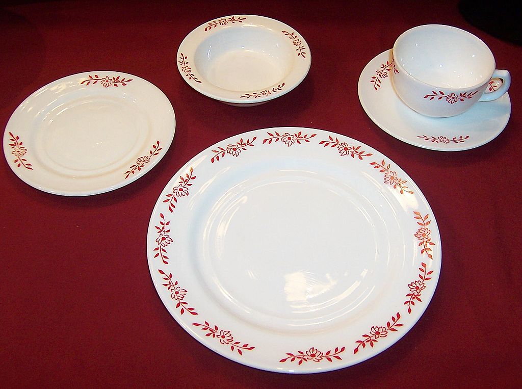 RARE! Hazel Atlas Ovide Platonite Red Flower Design ( 32 Piece Set) RARE! Hazel Atlas Ovide Platonite Red Flower Design ( 32 Piece Set)