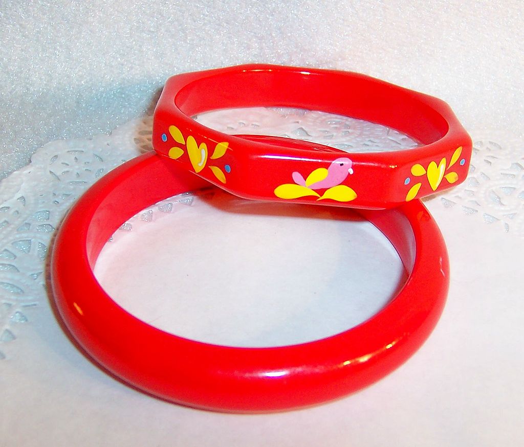 Set of 2: Vintage 1960's - 70's Hearts & Birds Red Bangles Set of 2: Vintage 1960's - 70's Hearts & Birds Red Bangles