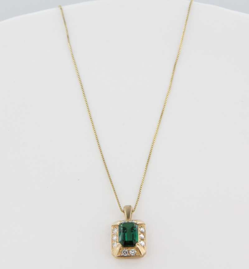 Estate Designer James Avery Diamond Emerald 14 Karat Yellow Gold Drop Pendant Fine Jewelry Estate Designer James Avery Diamond Emerald 14 Karat Yellow Gold Drop Pendant Fine Jewelry