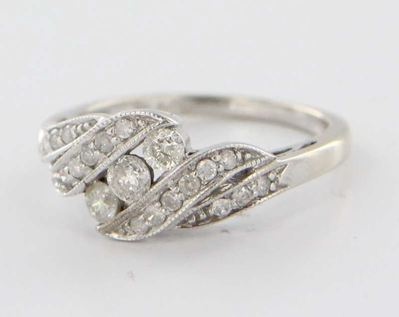 Estate 10 Karat White Gold Diamond Ring Fine Jewelry Pre-Owned Vintage Used 7 Estate 10 Karat White Gold Diamond Ring Fine Jewelry Pre-Owned Vintage Used 7
