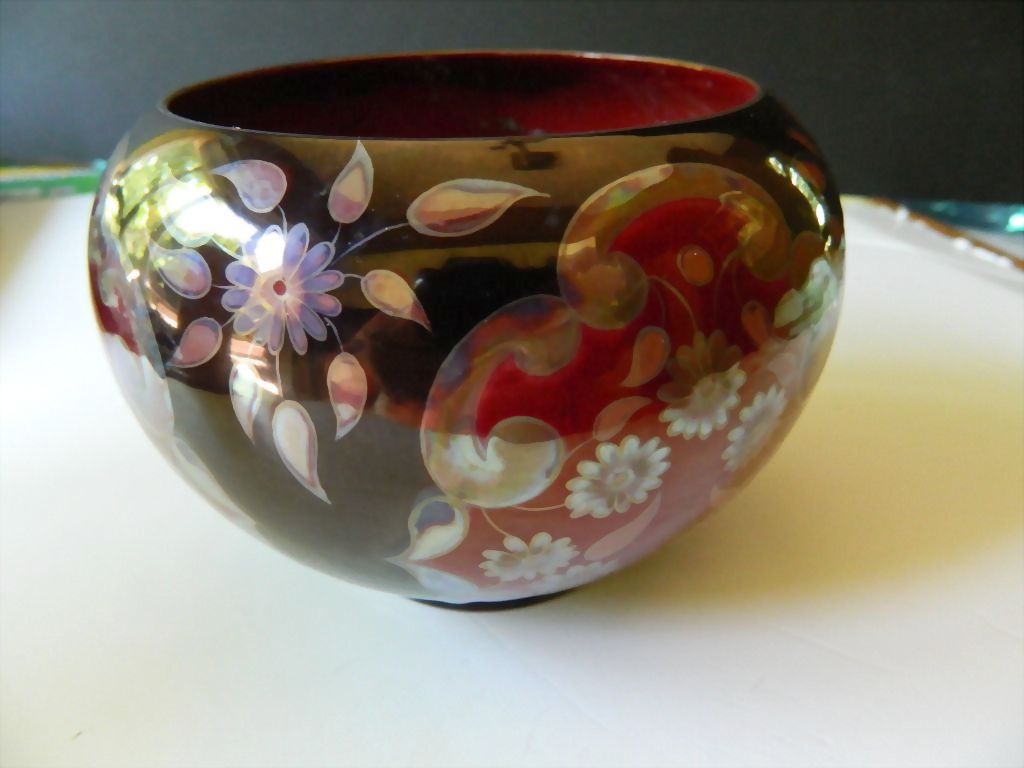 Unique and elegant- Signed Zsolnay-eosin hand painted decorative bowl. Unique and elegant- Signed Zsolnay-eosin hand painted decorative bowl.