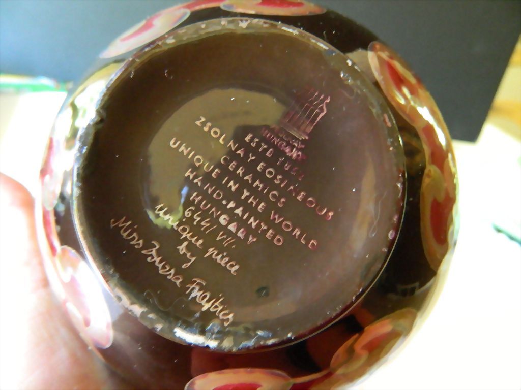 Unique and elegant- Signed Zsolnay-eosin hand painted decorative bowl. Unique and elegant- Signed Zsolnay-eosin hand painted decorative bowl.