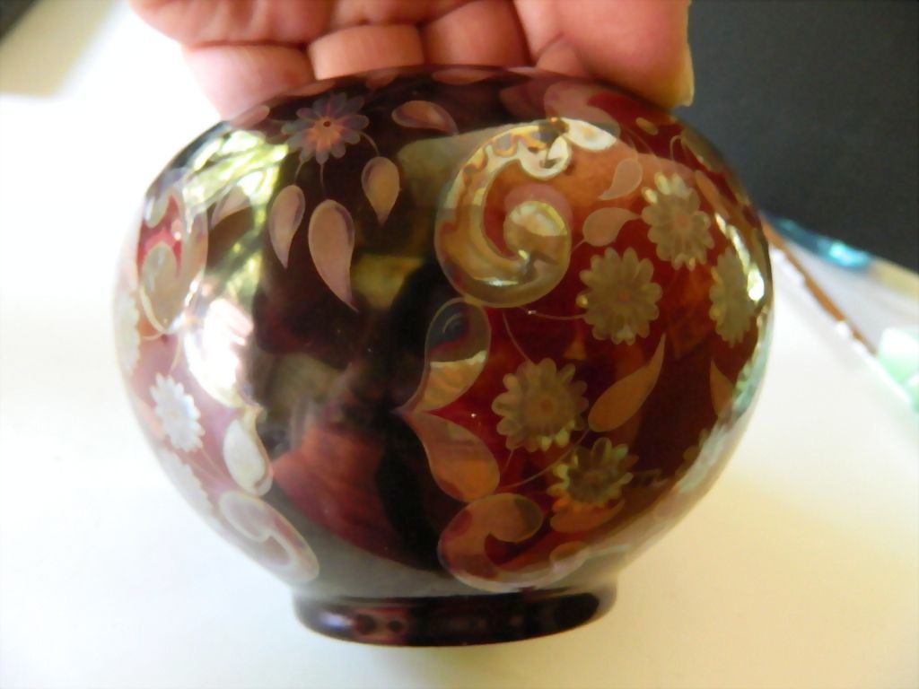 Unique and elegant- Signed Zsolnay-eosin hand painted decorative bowl. Unique and elegant- Signed Zsolnay-eosin hand painted decorative bowl.