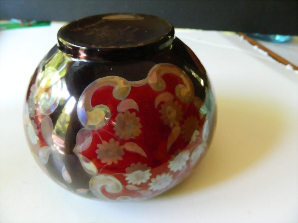 Unique and elegant- Signed Zsolnay-eosin hand painted decorative bowl. Unique and elegant- Signed Zsolnay-eosin hand painted decorative bowl.