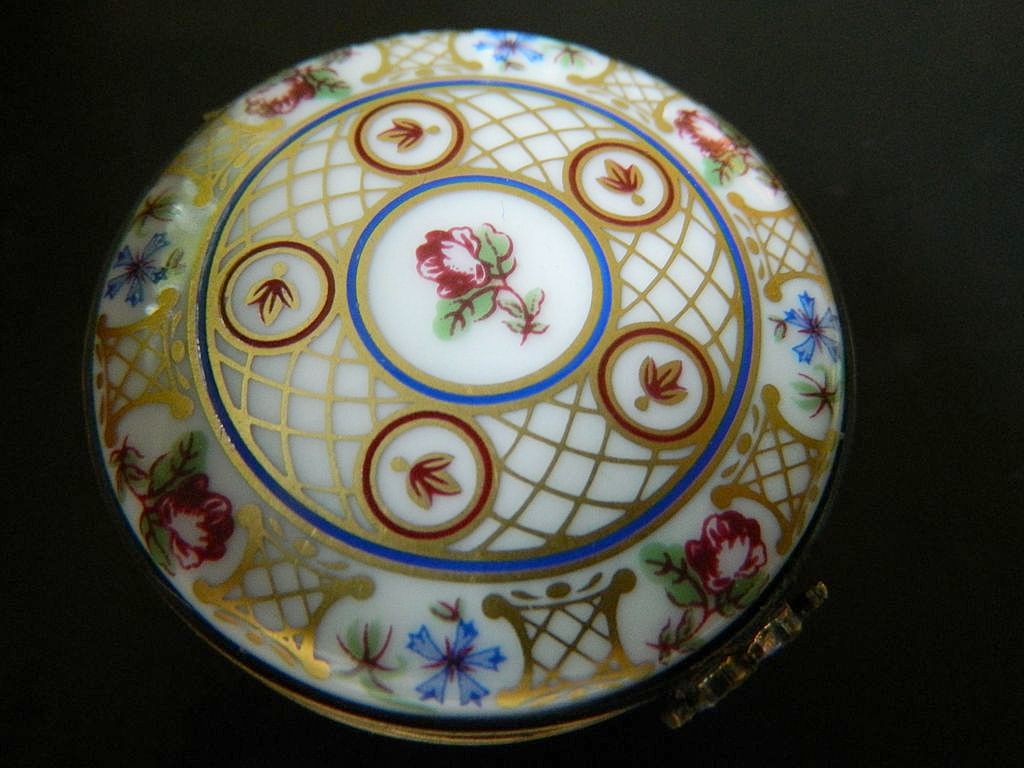 Hand painted- Limoges porcelain trinket-Box Hand painted- Limoges porcelain trinket-Box