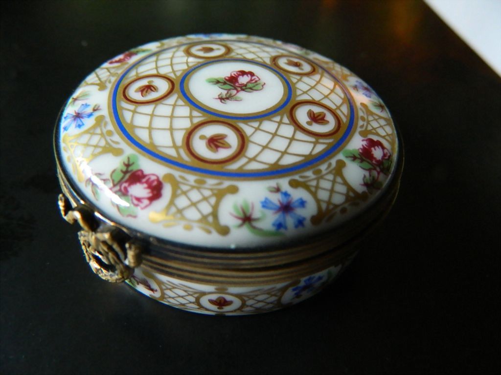 Hand painted- Limoges porcelain trinket-Box Hand painted- Limoges porcelain trinket-Box