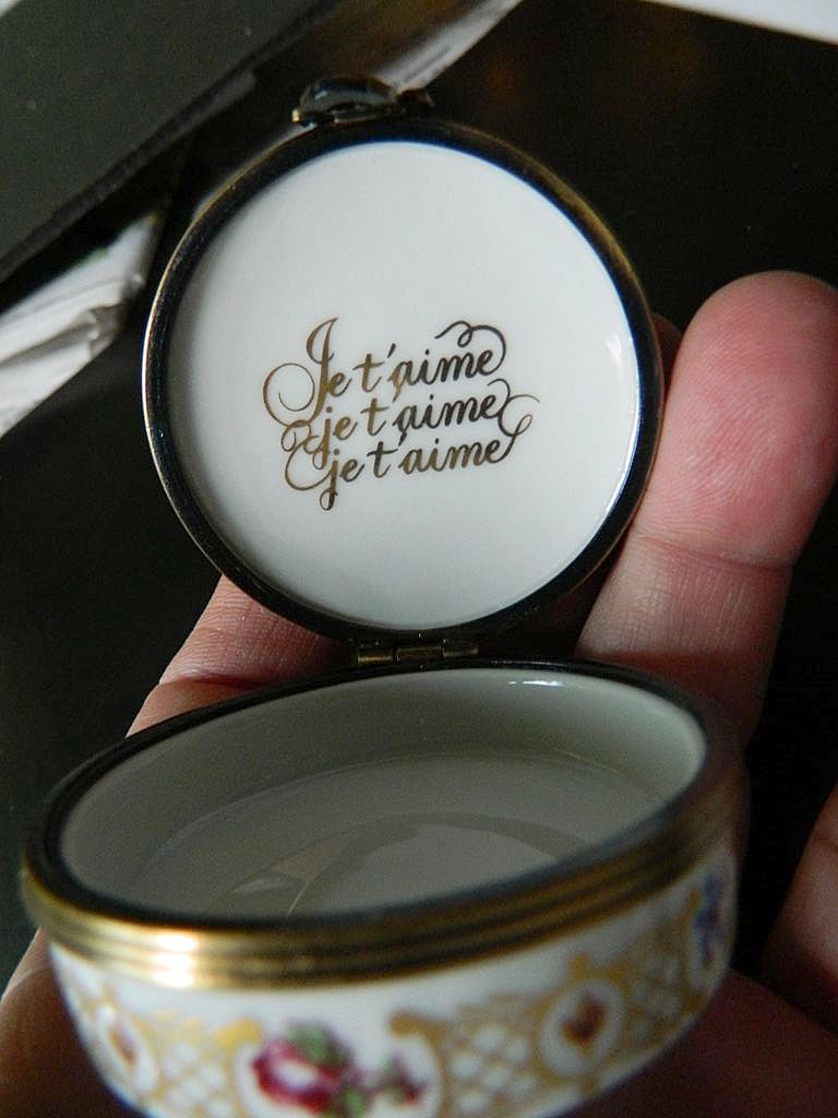Hand painted- Limoges porcelain trinket-Box Hand painted- Limoges porcelain trinket-Box