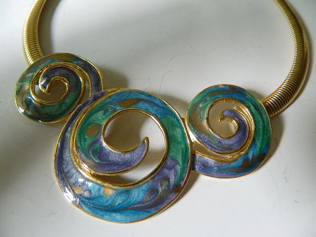 Serpentine chain -enameled medallion -Necklace Serpentine chain -enameled medallion -Necklace