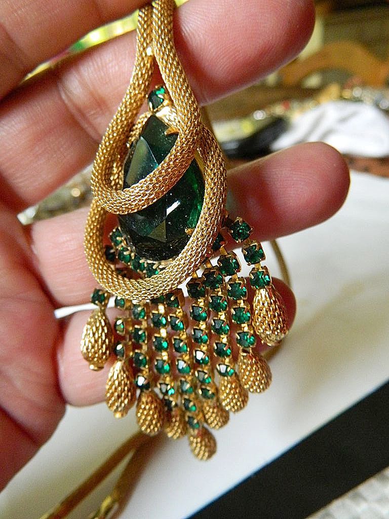 Beautiful rolled mesh and Green stone medallion- Necklace Beautiful rolled mesh and Green stone medallion- Necklace