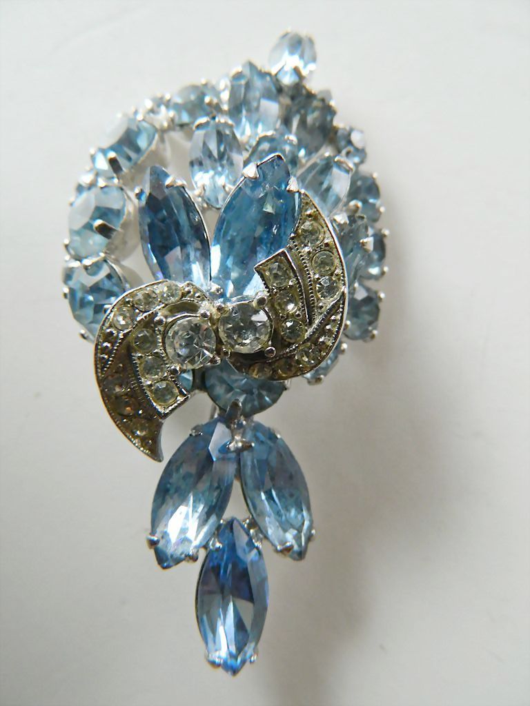 Gorgeous signed Weiss-jeweled PIn Gorgeous signed Weiss-jeweled PIn