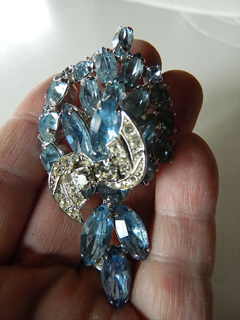 Gorgeous signed Weiss-jeweled PIn Gorgeous signed Weiss-jeweled PIn