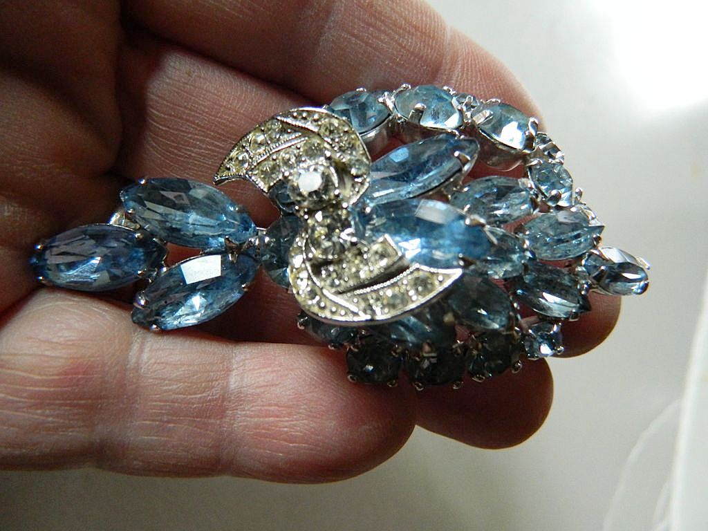 Gorgeous signed Weiss-jeweled PIn Gorgeous signed Weiss-jeweled PIn