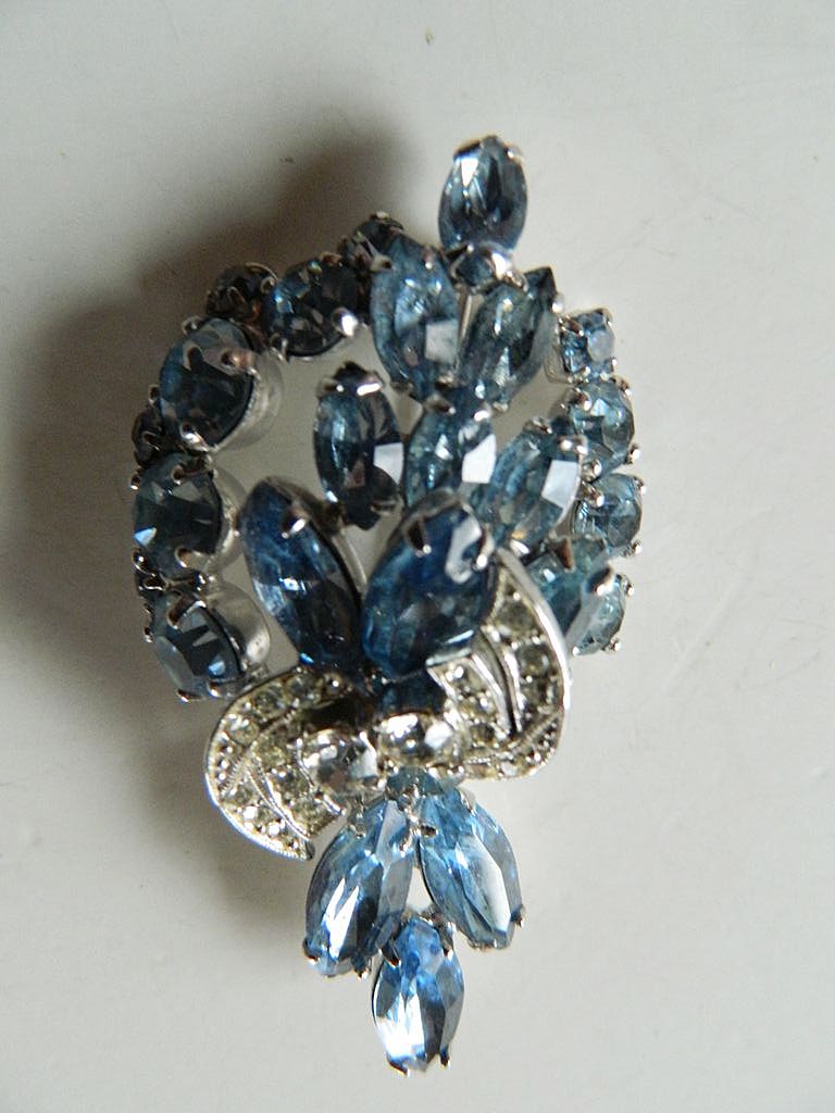 Gorgeous signed Weiss-jeweled PIn Gorgeous signed Weiss-jeweled PIn