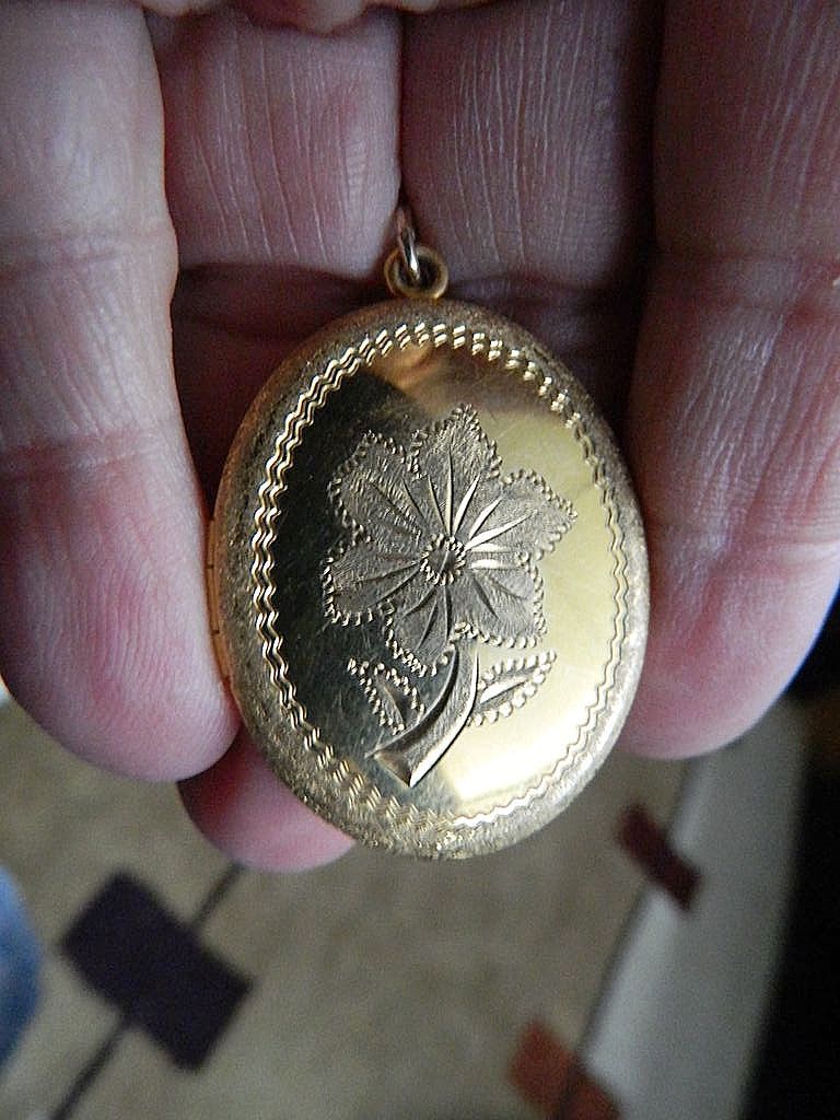 Beautiful-etched-12.k g.f.- Two picture locket Beautiful-etched-12.k g.f.- Two picture locket