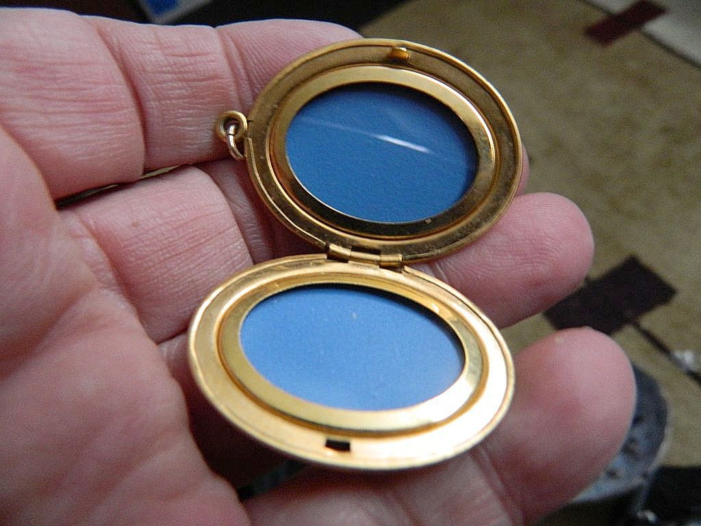 Beautiful-etched-12.k g.f.- Two picture locket Beautiful-etched-12.k g.f.- Two picture locket