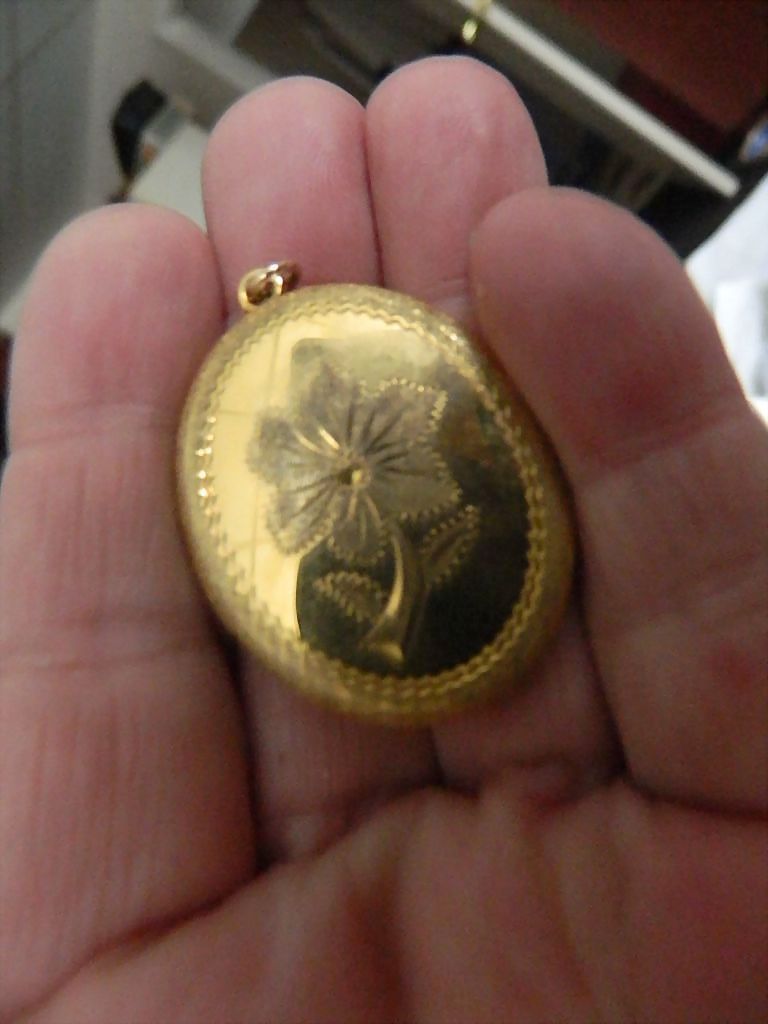 Beautiful-etched-12.k g.f.- Two picture locket Beautiful-etched-12.k g.f.- Two picture locket