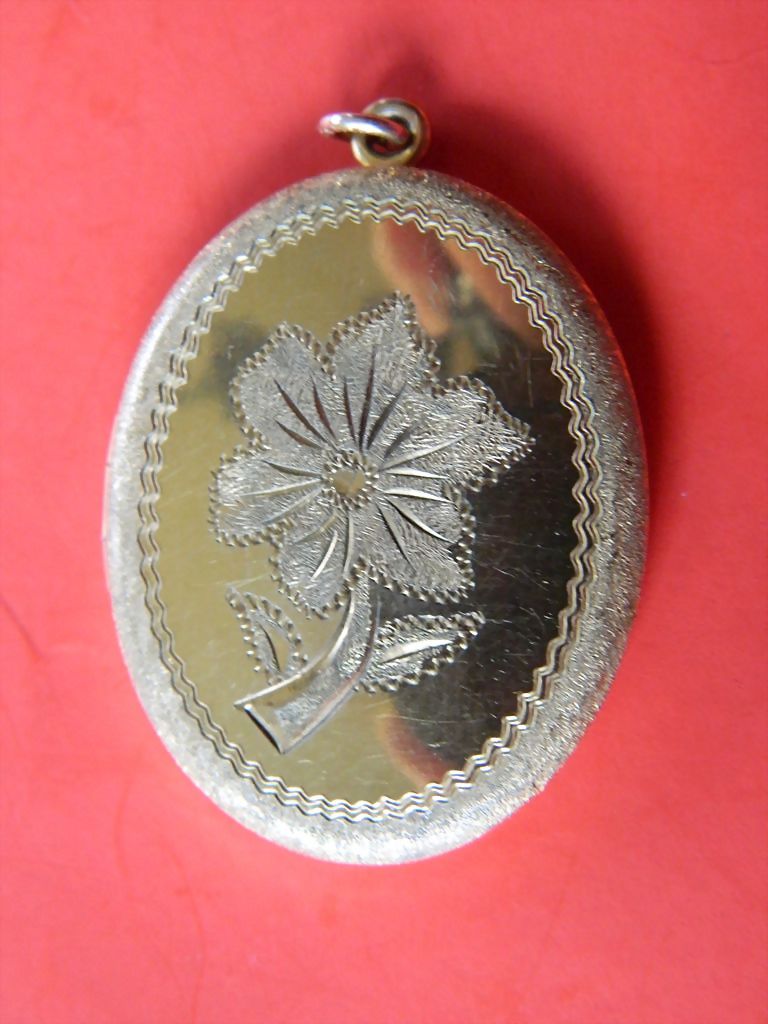 Beautiful-etched-12.k g.f.- Two picture locket Beautiful-etched-12.k g.f.- Two picture locket