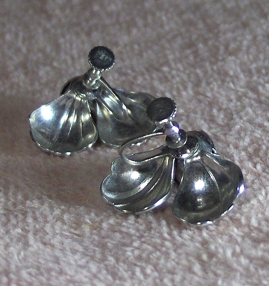 Wonderful Floral Silver Tone Screw On Earrings Wonderful Floral Silver Tone Screw On Earrings
