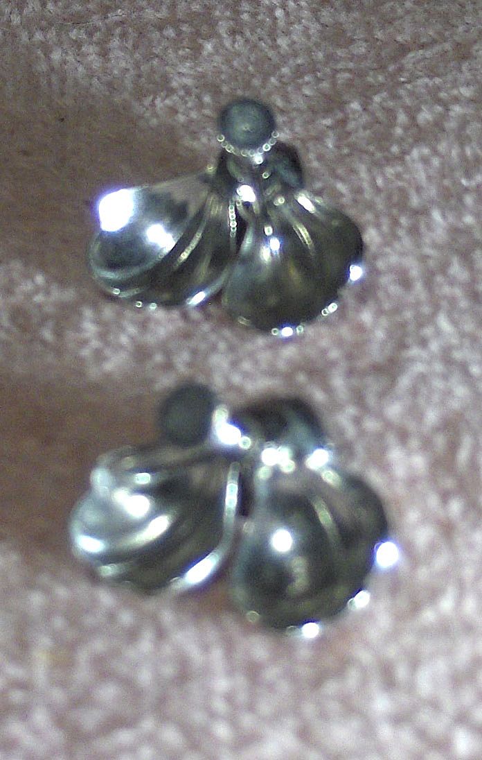 Wonderful Floral Silver Tone Screw On Earrings Wonderful Floral Silver Tone Screw On Earrings